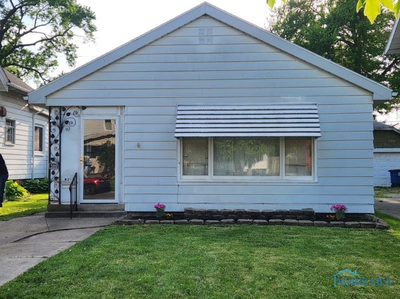 580 Durango Dr, Toledo, OH 43609 - bungalow featuring a front yard