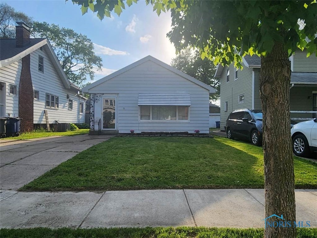 580 Durango Dr, Toledo, OH 43609 - view of front of home with a front lawn