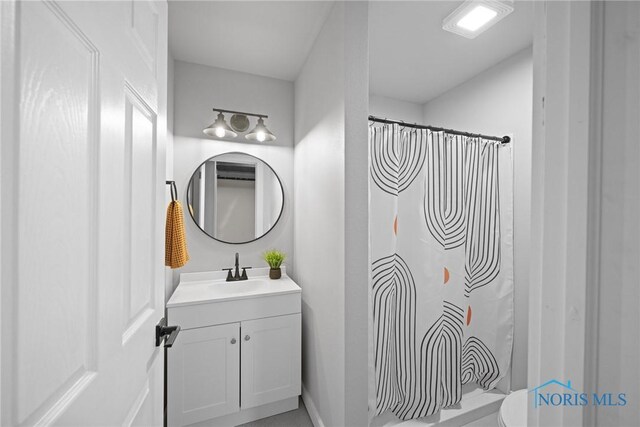 5653 Mallard Pointe Ln, Sylvania, OH 43560 - bathroom featuring vanity and a shower with curtain