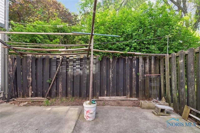 2540 Plum Leaf Ln, Toledo, OH 43614 - view of patio with fence