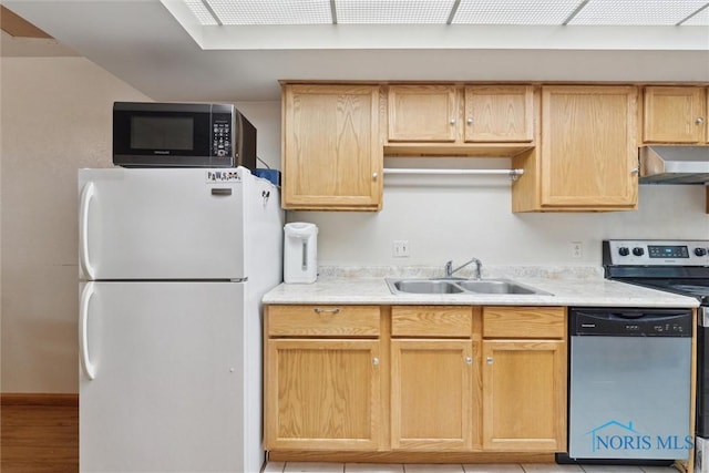 2540 Plum Leaf Ln, Toledo, OH 43614 - kitchen with stainless steel appliances, a sink, light countertops, and under cabinet range hood