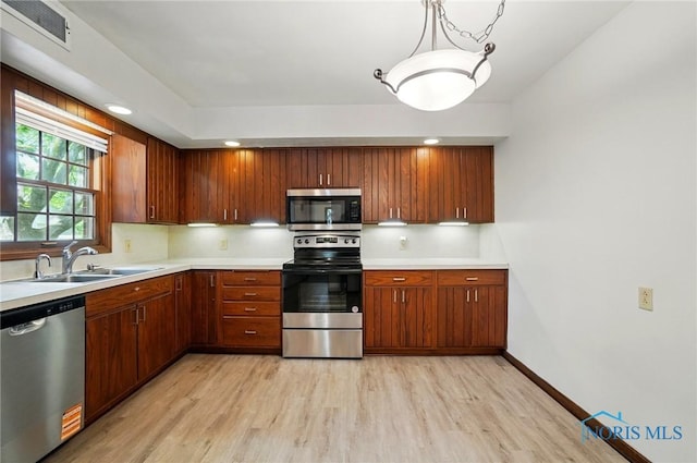 1110 Bourgogne Ave, Bowling Green, OH 43402 - kitchen featuring stainless steel appliances, a sink, light wood-style floors, light countertops, and recessed lighting