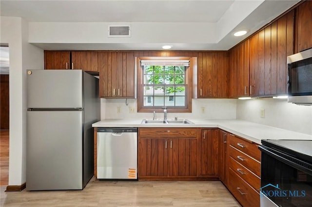 1110 Bourgogne Ave, Bowling Green, OH 43402 - kitchen with appliances with stainless steel finishes, a sink, light wood-style flooring, light countertops, and recessed lighting