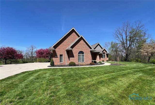5506 Brookview Ln, Upper Sandusky, OH 43351 - ranch-style home featuring brick siding and a front lawn