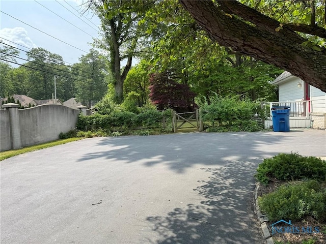 8411 Willow Glen Ct, Holland, OH 43528 - view of yard featuring a gate
