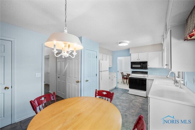 806 Woodstock Ct, Findlay, OH 45840 - dining room featuring a chandelier