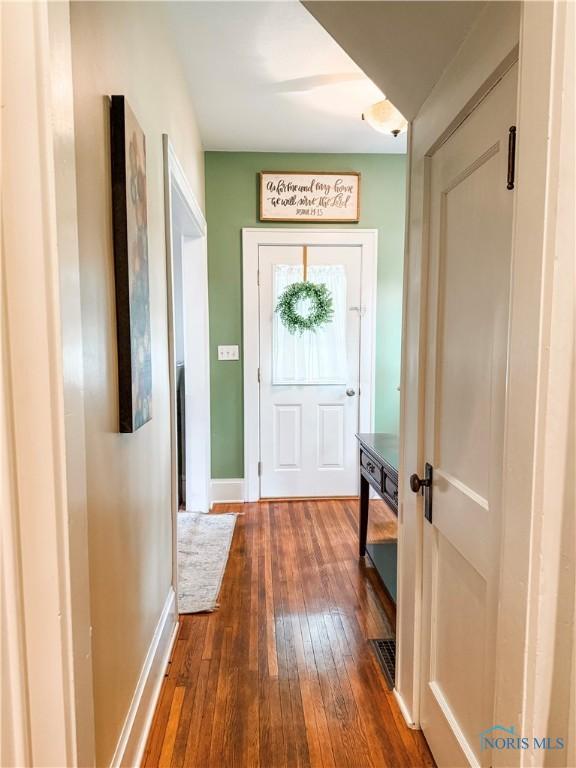 348 S 8th St, Upper Sandusky, OH 43351 - entrance foyer featuring dark wood finished floors and baseboards