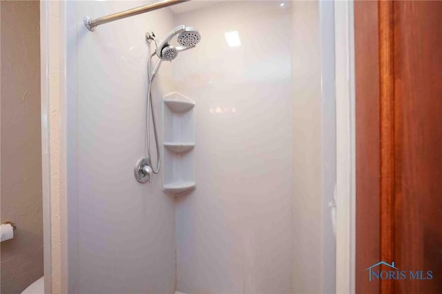 1816 Cherry Ln, Findlay, OH 45840 - bathroom view of a shower