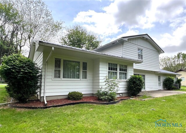 212 Duck Pond Rd, Upper Sandusky, OH 43351 - tri-level home featuring a patio area and a front yard
