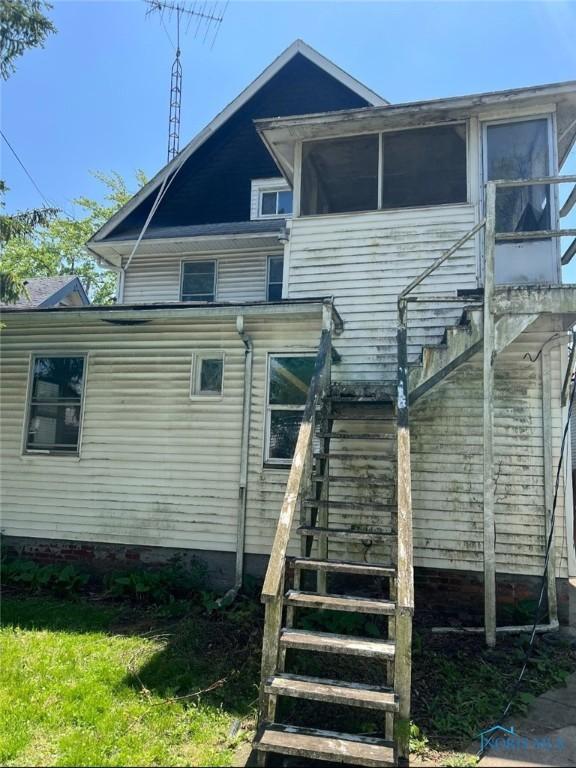 636 Nesslewood Ave, Toledo, OH 43610 - rear view of property with stairway