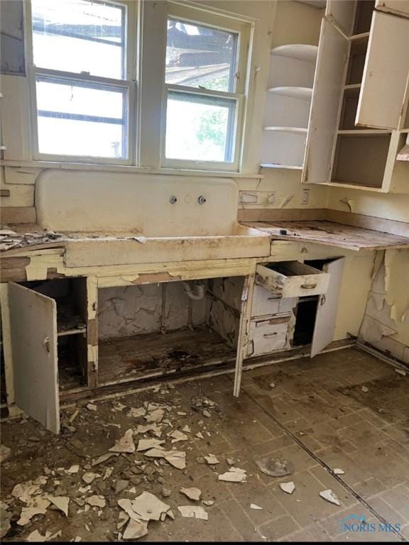 636 Nesslewood Ave, Toledo, OH 43610 - kitchen with open shelves