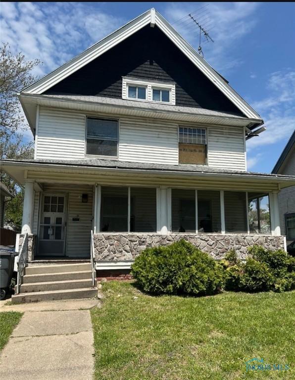 636 Nesslewood Ave, Toledo, OH 43610 - view of front of home featuring covered porch and a front yard