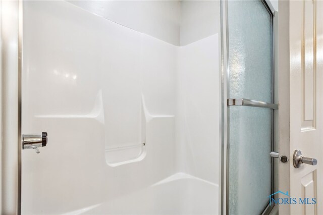 209 E Sawmill Rd, Findlay, OH 45840 - view of full bathroom