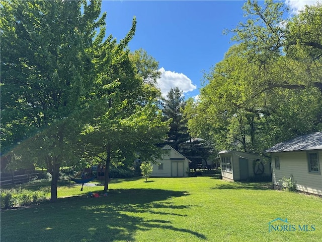 5243 Flanders Rd, Toledo, OH 43623 - view of grassy yard