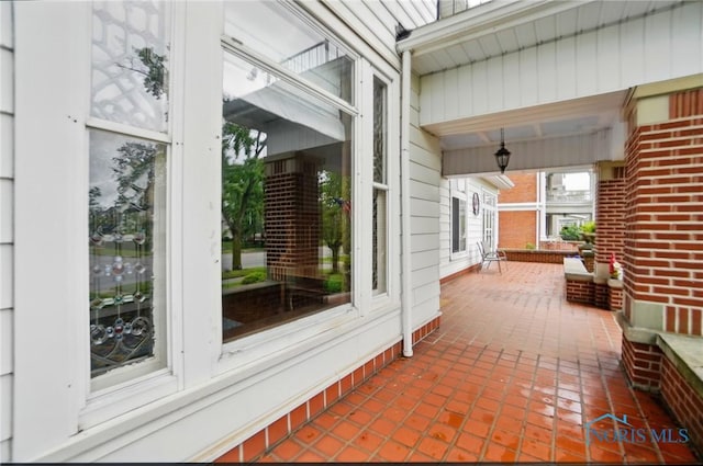 1100 S Main St, Findlay, OH 45840 - view of covered porch