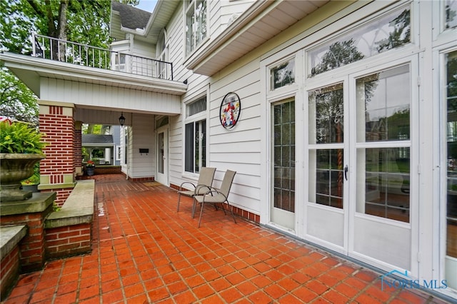 1100 S Main St, Findlay, OH 45840 - porch with a balcony