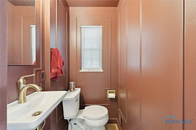 2222 Talmadge Rd, Ottawa Hills, OH 43606 - bathroom featuring a sink and toilet