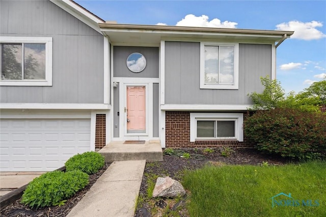 513 Bay River Ct, Maumee, OH 43537 - split foyer home featuring brick siding and a garage