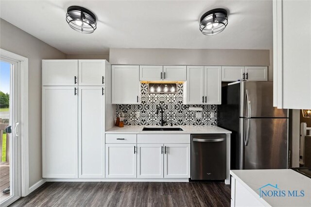 513 Bay River Ct, Maumee, OH 43537 - kitchen with stainless steel appliances, a sink, dark wood-style flooring, light countertops, and white cabinets