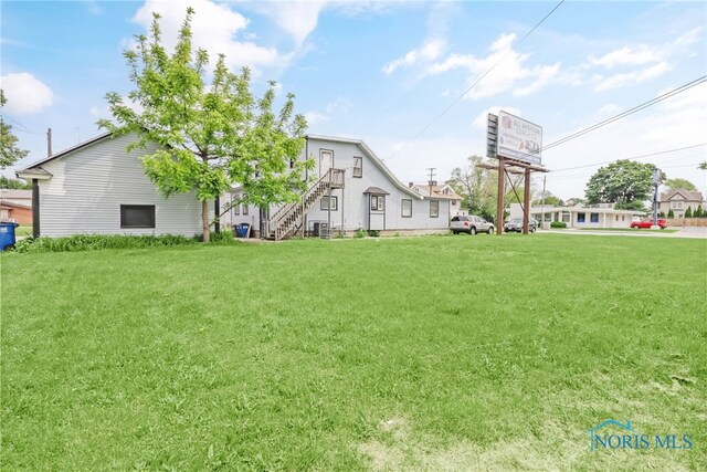 4927 N Summit St, Toledo, OH 43611 - view of green lawn featuring stairs