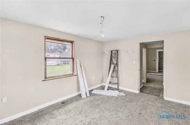 4927 N Summit St, Toledo, OH 43611 - carpeted empty room featuring baseboards