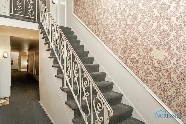 2340 Torrey Hill Dr, Toledo, OH 43606 - view of stairway