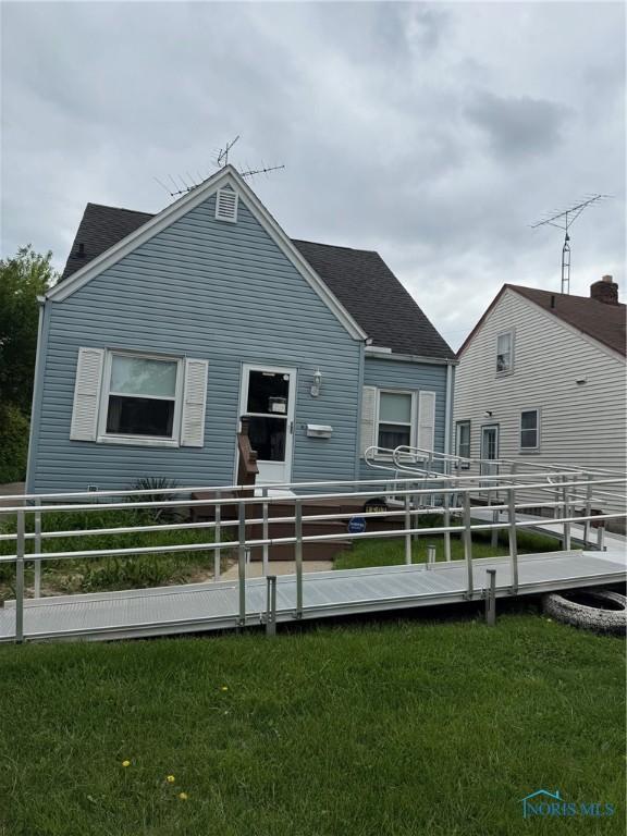 1507 Crestwood Rd, Toledo, OH 43612 - rear view of house featuring a yard and a shingled roof