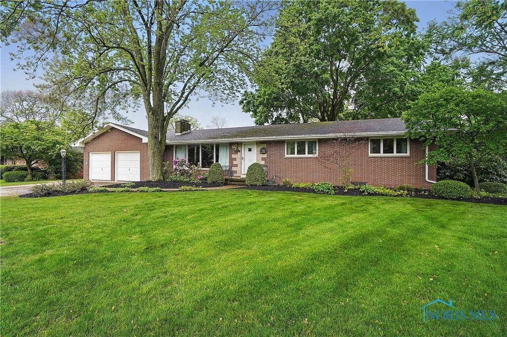 426 Hillcrest Dr, Bowling Green, OH 43402 - photo 1