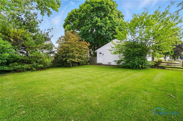 1306 N Union St, Fostoria, OH 44830 - view of yard