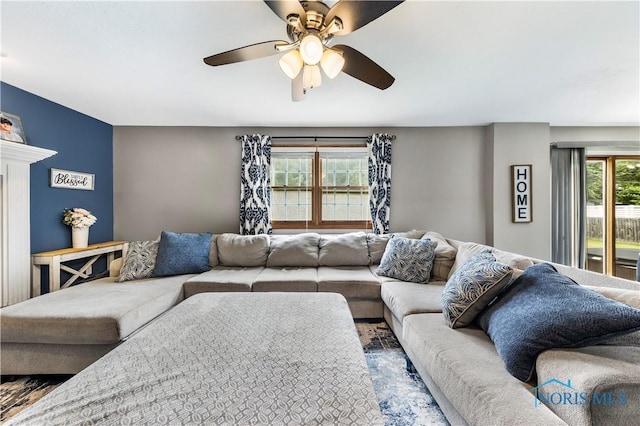 640 Hemlock St, Wauseon, OH 43567 - living area with a ceiling fan
