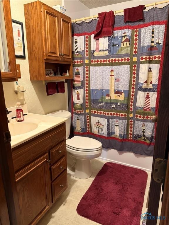 20642 Buckskin Rd, Defiance, OH 43512 - full bathroom featuring vanity, toilet, and shower / bathtub combination with curtain