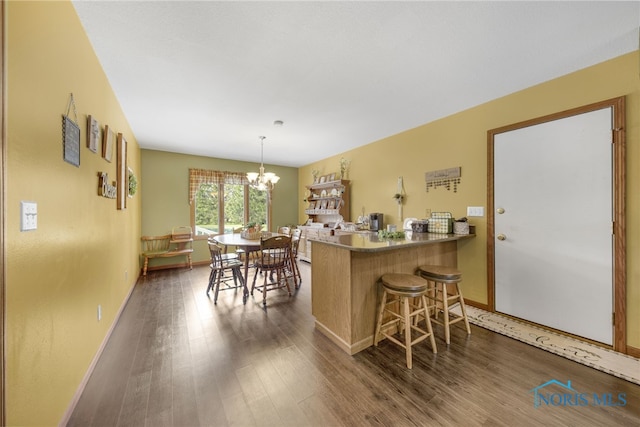 9389 County Road N2, Napoleon, OH 43535 - kitchen featuring a peninsula, a chandelier, baseboards, and dark wood finished floors