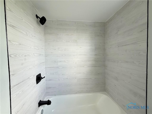 2655 101st St, Toledo, OH 43611 - full bath with bathing tub / shower combination