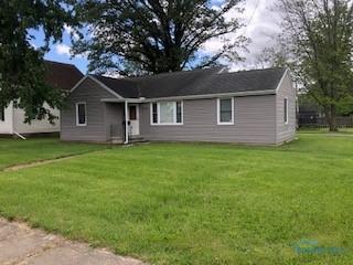 129 Central Ave, North Baltimore, OH 45872 - single story home with a front yard