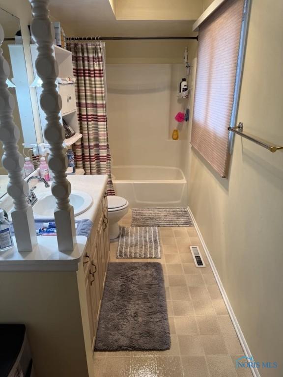 1133 Inverness Dr, Findlay, OH 45840 - bathroom with toilet, vanity, baseboards, and shower / bath combo with shower curtain