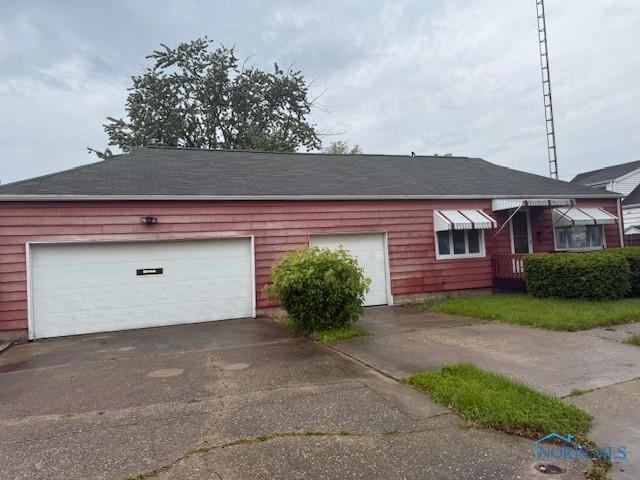 600 Tiedeman Ave, Defiance, OH 43512 - garage with concrete driveway