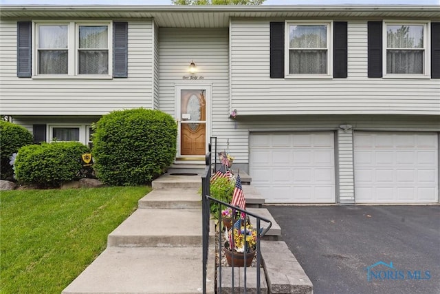 146 Partridge Ln, Perrysburg, OH 43551 - bi-level home featuring a garage, driveway, and a front yard