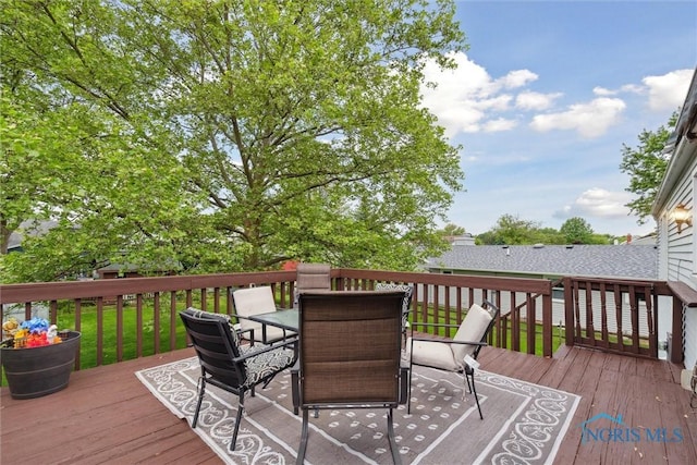 146 Partridge Ln, Perrysburg, OH 43551 - deck with outdoor dining area