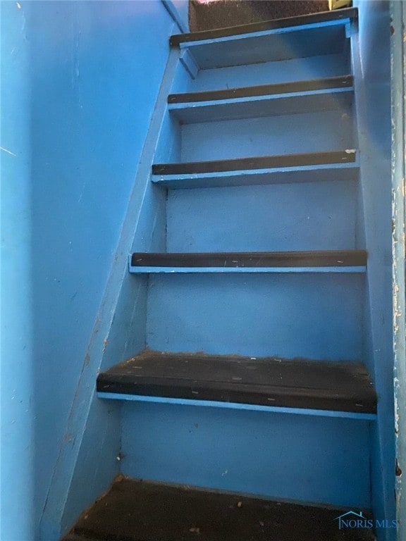 766 Spencer St, Toledo, OH 43609 - view of stairs