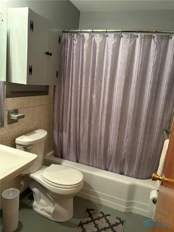 243 W S Boundary St, Perrysburg, OH 43551 - full bath featuring toilet, shower / bath combination with curtain, tile walls, and tasteful backsplash