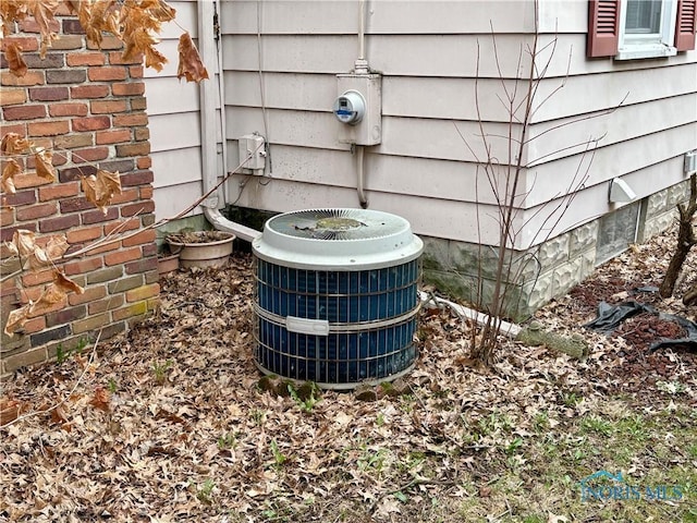 178 Gross St, Tiffin, OH 44883 - exterior view of central air condition unit, electric meter, and cooling unit
