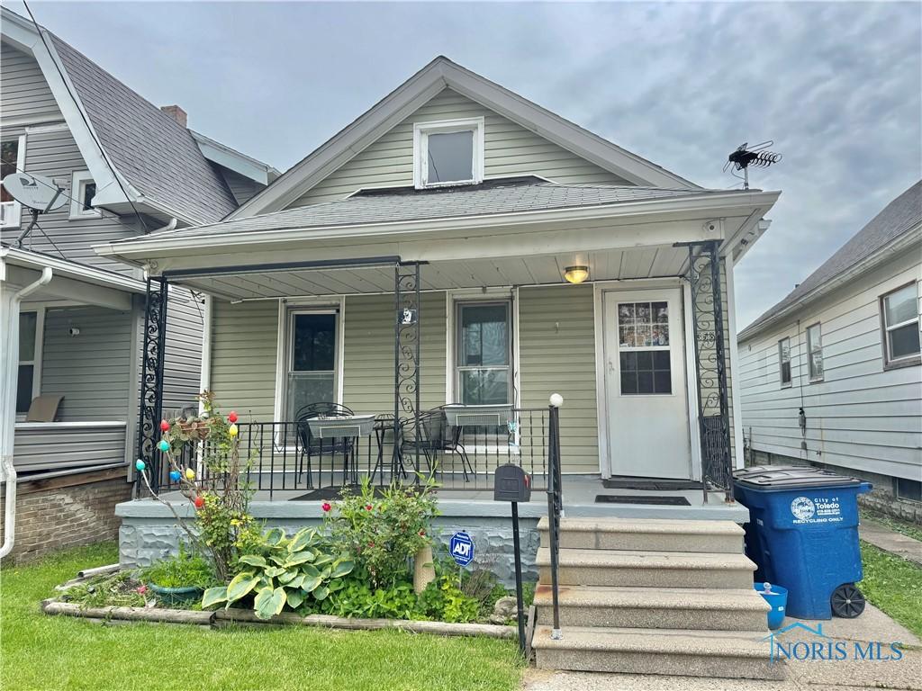 358 Burger St, Toledo, OH 43605 - shotgun-style home featuring covered porch