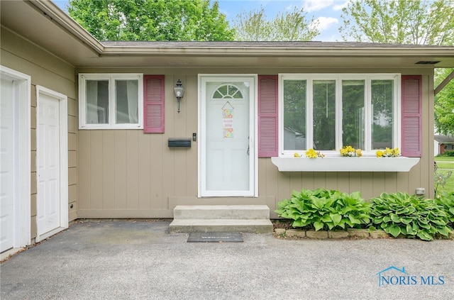 1 Hawthorne Dr, Delta, OH 43515 - view of property entrance