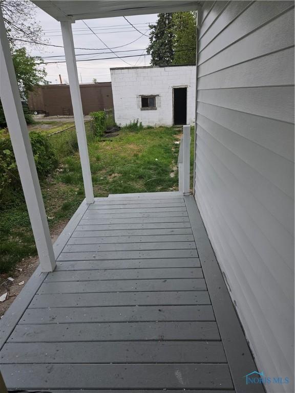 1545 Buckingham St, Toledo, OH 43607 - view of wooden deck