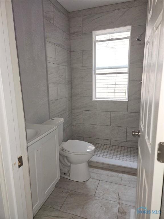 1545 Buckingham St, Toledo, OH 43607 - full bath featuring vanity, a tile shower, and toilet