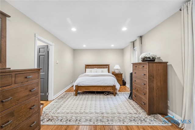 524 Sutton Pl, Findlay, OH 45840 - bedroom featuring light wood-style flooring, baseboards, and recessed lighting