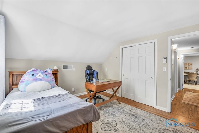 524 Sutton Pl, Findlay, OH 45840 - bedroom with wood finished floors, lofted ceiling, baseboards, and a closet
