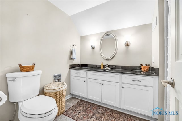 524 Sutton Pl, Findlay, OH 45840 - full bath featuring lofted ceiling, toilet, and vanity