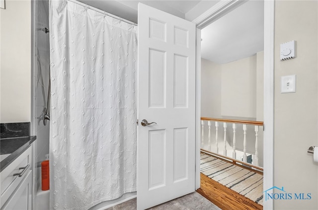524 Sutton Pl, Findlay, OH 45840 - bathroom featuring a shower with curtain