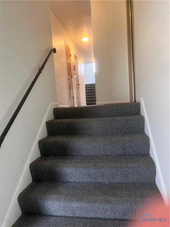 2134 Tedrow Rd, Toledo, OH 43614 - view of stairs